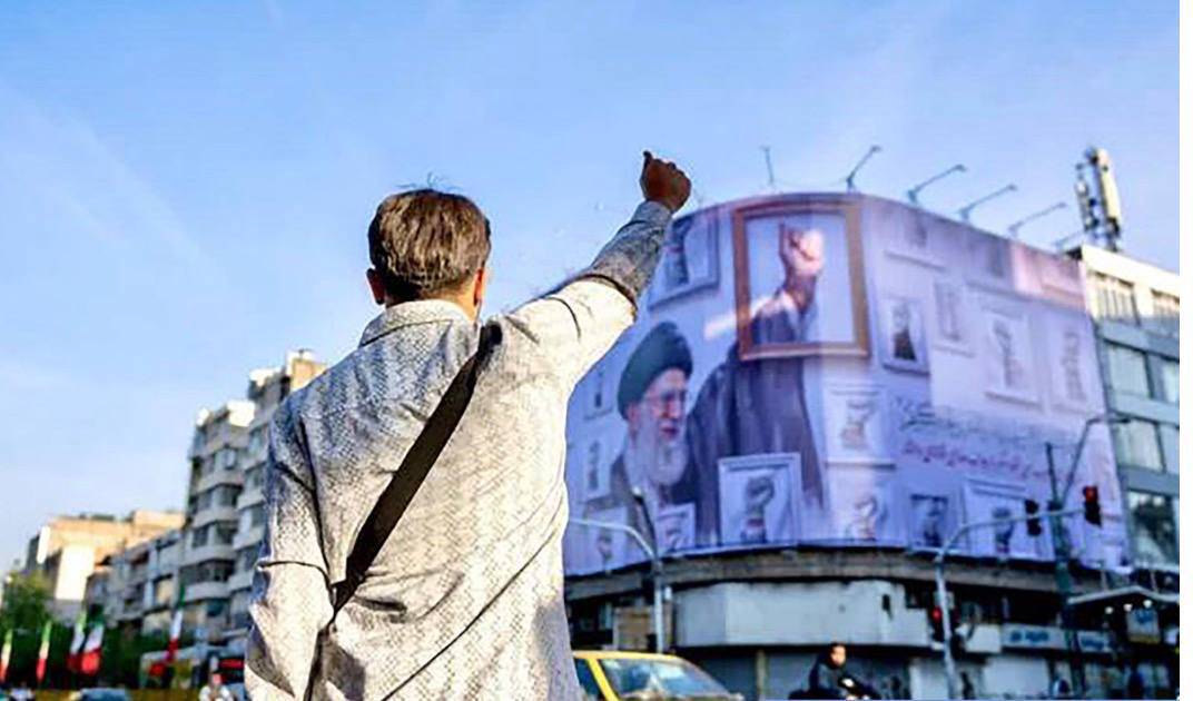 دیوارنگاره «پیروزی» سوژه رسانههای بینالمللی شد دیوارنگاره «پیروزی» سوژه رسانههای بینالمللی شد