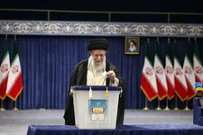 رهبر انقلاب رای خود را به صندوق ۱۱۰ انداختند