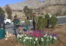 اجرای عملیات گل‌کاری در بوستان آبشار تهران