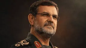 اهدای سربند سردار شهید تنگسیری به مادر شهید حاجی‌زاده