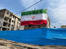 نصب پرچم بر دیوار آسیب‌دیده بزرگراه شهید باقری