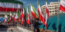 نصب پرچم‌های ایران مزین به نماد‌های فرهنگی