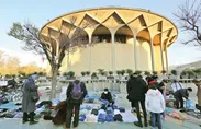 دستفروشان به «تئاتر شهر» بازگشتند!