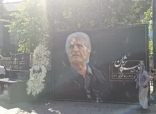 پیکر زنده‌یاد «احمد پژمان» در مقابل تالار وحدت