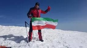 اهتزاز پرچم ایران از فراز قله «سرلو» تهران