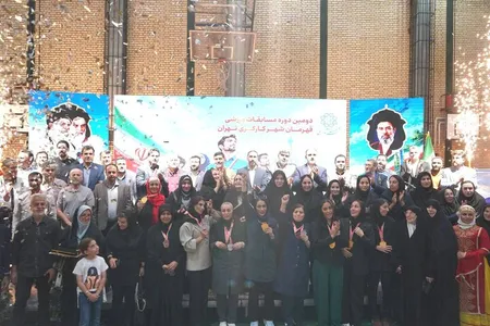 قهرمانان کارگری شهر روی سکوی افتخار درخشیدند