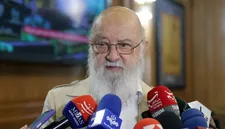 نصب تابلوی پناهگاه مقابل ایستگاه‌های مترو