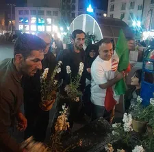 اهدا گلدان‌های گل به شهروندان در میدان منیریه